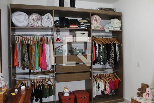 Closet de casa à venda com 3 quartos, 347m² em Parque Cruzeiro do Sul, São Paulo