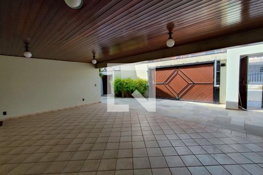 Garagem / Quintal de casa à venda com 4 quartos, 640m² em Jardim Guarani, Campinas