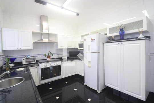 Cozinha  de casa à venda com 2 quartos, 170m² em Jardim das Laranjeiras, São Paulo
