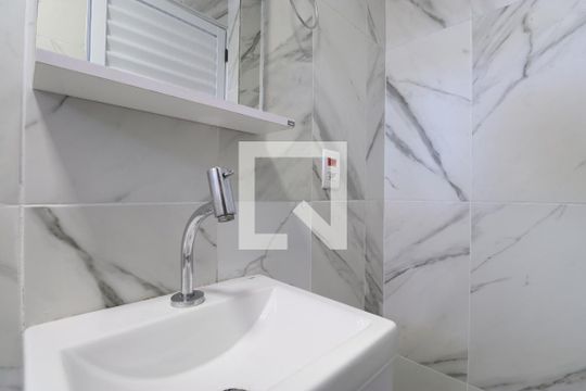 Banheiro de kitnet/studio para alugar com 1 quarto, 15m² em Barra Funda, São Paulo