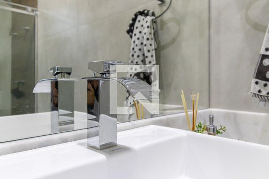 Banheiro da suíte 2 de casa de condomínio à venda com 3 quartos, 198m² em Swiss Park, Campinas