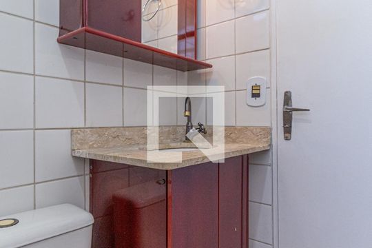 Banheiro de apartamento para alugar com 2 quartos, 67m² em Piratininga, Osasco