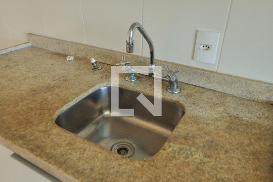 Cozinha de apartamento para alugar com 1 quarto, 47m² em Pinheiros, São Paulo