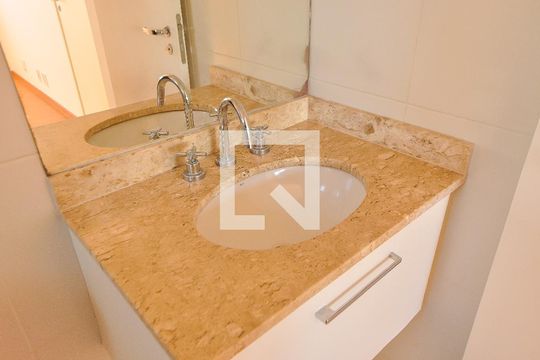 Banheiro da Suíte de apartamento para alugar com 1 quarto, 47m² em Pinheiros, São Paulo