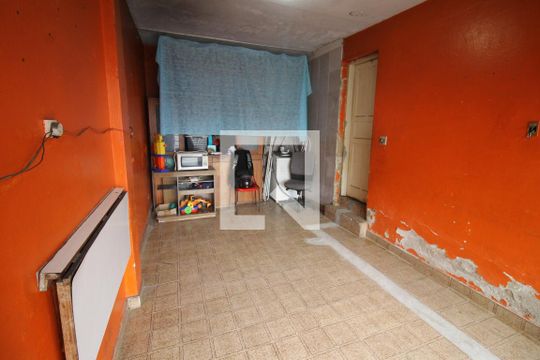 Garagem de casa à venda com 2 quartos, 122m² em Vila Invernada, São Paulo