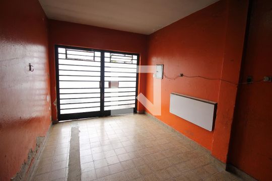 Garagem de casa à venda com 2 quartos, 122m² em Vila Invernada, São Paulo