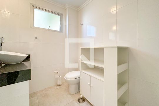 Banheiro de apartamento para alugar com 1 quarto, 50m² em Jardim Ana Maria, Guarujá