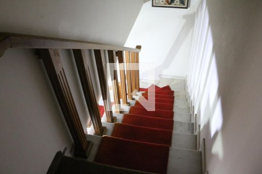 Escada de casa à venda com 2 quartos, 230m² em Chácara Seis de Outubro, São Paulo