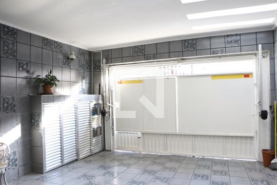 Garagem de casa à venda com 2 quartos, 230m² em Chácara Seis de Outubro, São Paulo