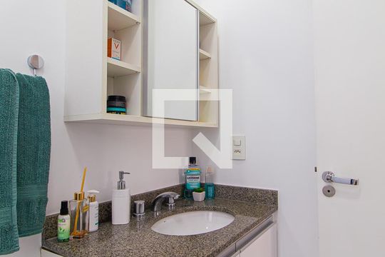 Banheiro da Suíte de apartamento para alugar com 2 quartos, 62m² em Bela Vista, São Paulo