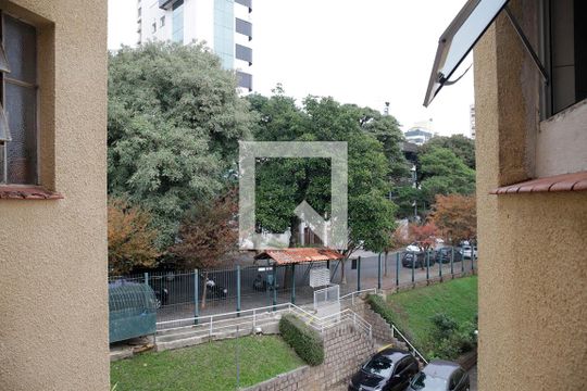 Cozinha + Área de Serviço Vista de apartamento para alugar com 1 quarto, 50m² em Mont Serrat, Porto Alegre