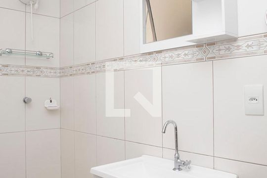 Banheiro de apartamento para alugar com 1 quarto, 50m² em Mont Serrat, Porto Alegre
