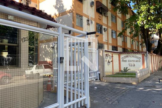 Entrada do Condomínio de apartamento para alugar com 2 quartos, 53m² em Jacarepaguá, Rio de Janeiro