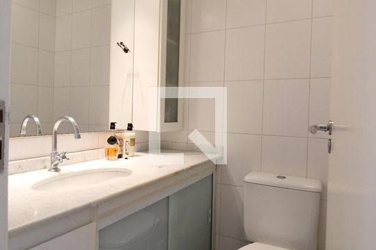 Banheiro da suíte de apartamento à venda com 2 quartos, 63m² em Barra Funda, São Paulo