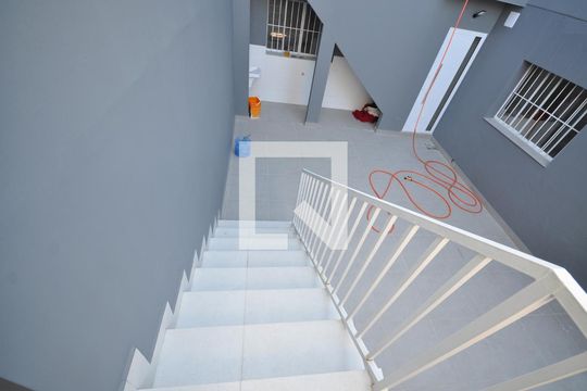Escada de casa para alugar com 2 quartos, 93m² em Vila Isolina Mazzei, São Paulo