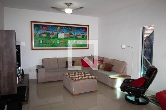 Sala de casa à venda com 3 quartos, 180m² em Ramos, Rio de Janeiro