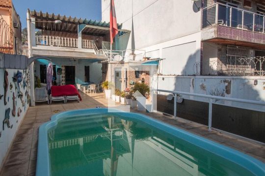 Piscina de casa à venda com 3 quartos, 180m² em Ramos, Rio de Janeiro