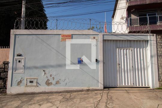 Fachada de casa à venda com 3 quartos, 180m² em Ramos, Rio de Janeiro
