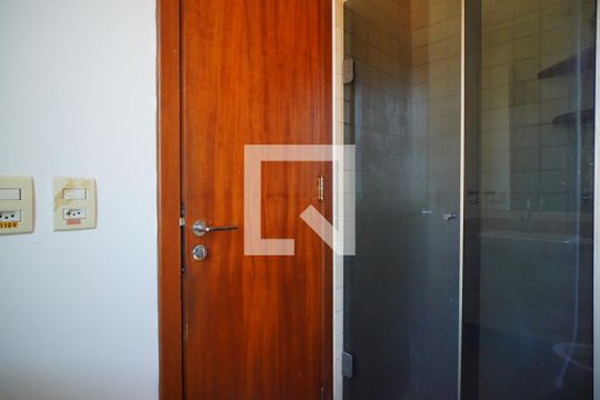 Banheiro de apartamento à venda com 2 quartos, 58m² em Petrópolis, Porto Alegre