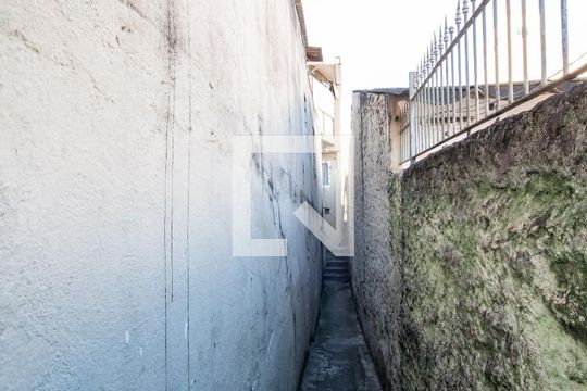 Entrada de casa para alugar com 1 quarto, 45m² em Km 18, Osasco