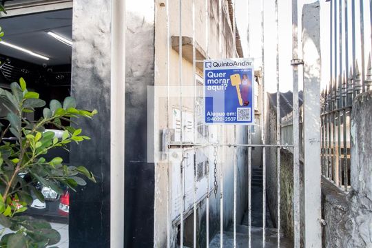 Fachada de casa para alugar com 1 quarto, 45m² em Km 18, Osasco