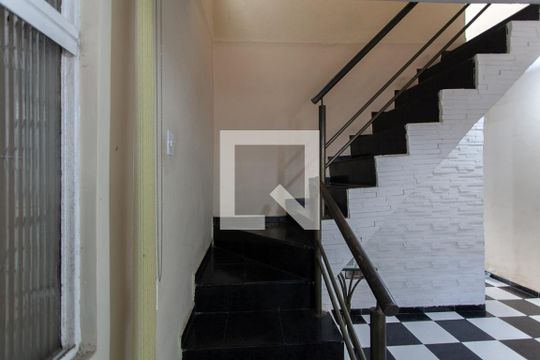 Escada de casa à venda com 3 quartos, 170m² em Santa Monica, Belo Horizonte