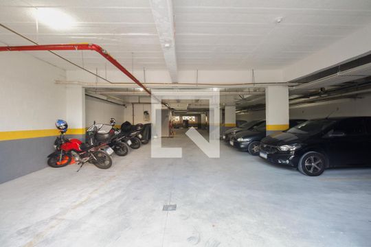 Condomínio - Garagem  de apartamento para alugar com 1 quarto, 35m² em Penha de França, São Paulo