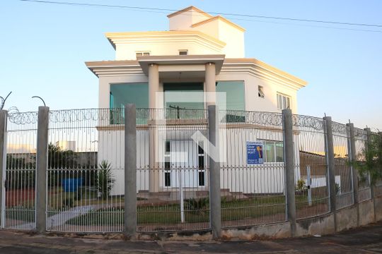 Fachada de casa para alugar com 4 quartos, 650m² em Setor Gentil Meireles, Goiânia