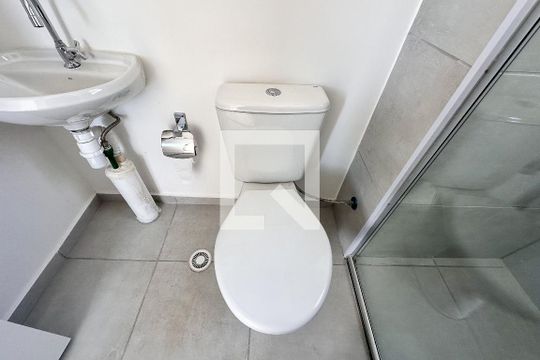 Banheiro de apartamento para alugar com 2 quartos, 40m² em Várzea da Barra Funda, São Paulo
