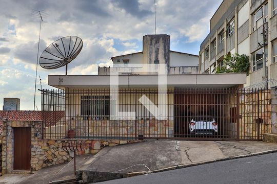 Fachada de casa à venda com 4 quartos, 280m² em São Lucas, Belo Horizonte