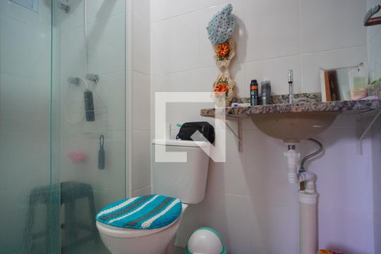 Banheiro de apartamento à venda com 2 quartos, 44m² em Rubem Berta, Porto Alegre