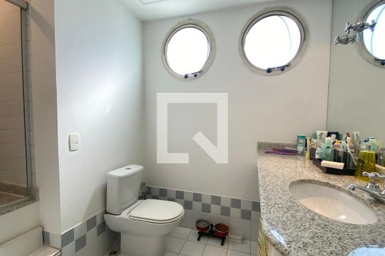 Banheiro da Suíte 1 de apartamento à venda com 1 quarto, 75m² em Alphaville Industrial, Barueri