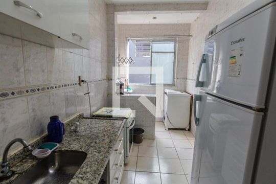 Cozinha de apartamento para alugar com 1 quarto, 35m² em Guilhermina, Praia Grande