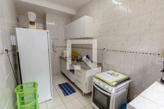Cozinha de apartamento para alugar com 1 quarto, 35m² em Guilhermina, Praia Grande