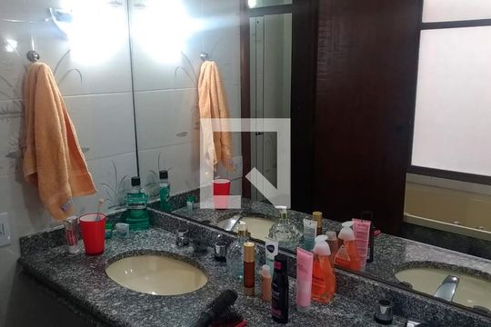 Banheiro de apartamento para alugar com 4 quartos, 246m² em Pinheiros, São Paulo