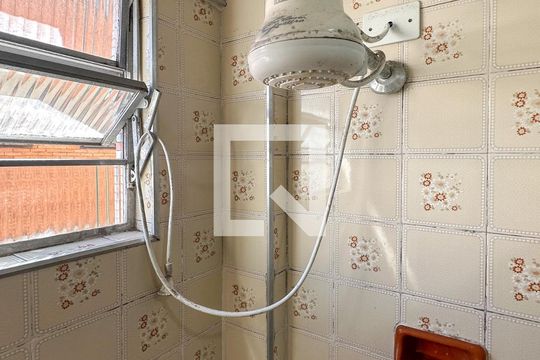 Banheiro de apartamento para alugar com 1 quarto, 50m² em Jardim Las Palmas, Guarujá