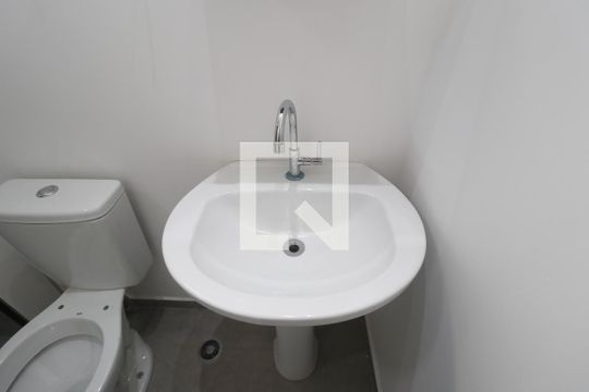 Banheiro de kitnet/studio para alugar com 1 quarto, 43m² em Santana, São Paulo