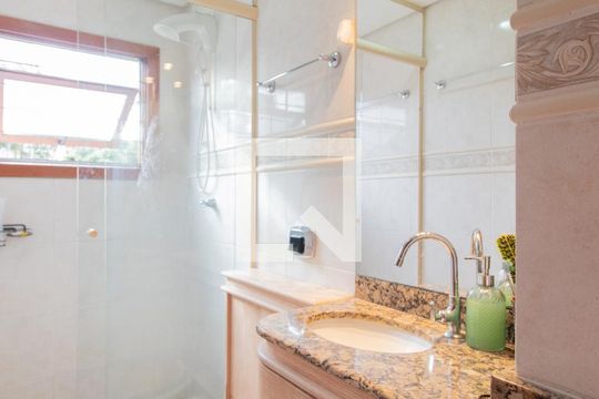 Banheiro de apartamento à venda com 2 quartos, 63m² em Azenha, Porto Alegre