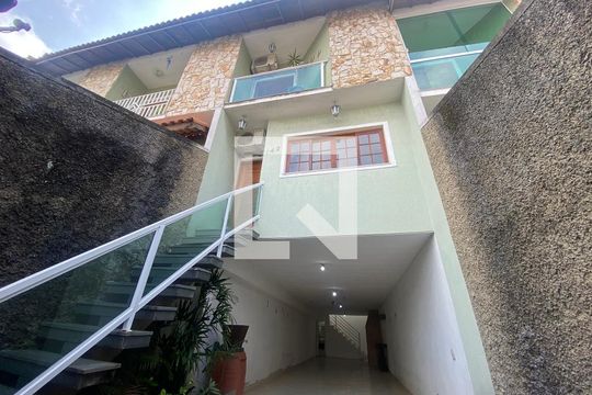 Fachada de casa para alugar com 3 quartos, 180m² em Jardim Lisboa, São Paulo
