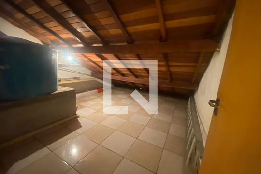 Sótão de casa para alugar com 3 quartos, 180m² em Jardim Lisboa, São Paulo