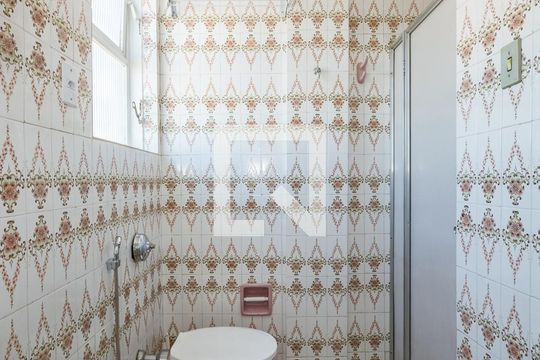 Banheiro de kitnet/studio para alugar com 1 quarto, 24m² em Carlos Prates, Belo Horizonte