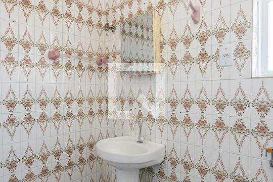 Banheiro de kitnet/studio para alugar com 1 quarto, 24m² em Carlos Prates, Belo Horizonte