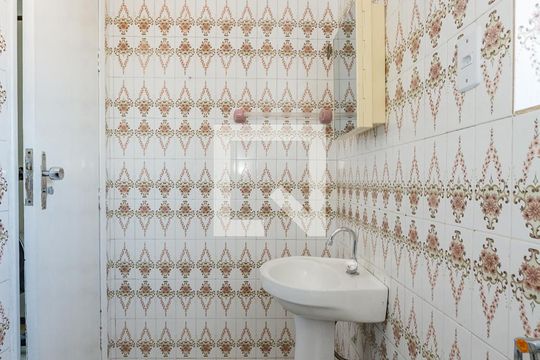 Banheiro de kitnet/studio para alugar com 1 quarto, 24m² em Carlos Prates, Belo Horizonte