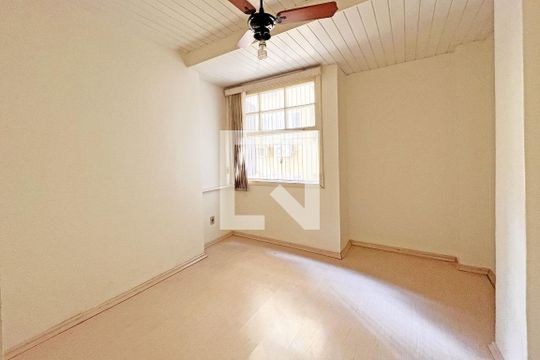 Quarto 1 de apartamento à venda com 2 quartos, 45m² em Centro Histórico, Porto Alegre