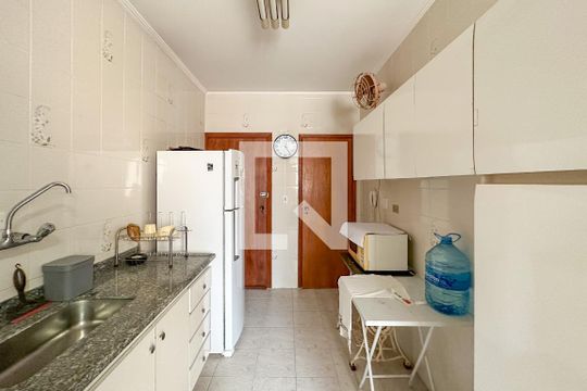 Cozinha de apartamento para alugar com 3 quartos, 65m² em Tortuga, Guarujá