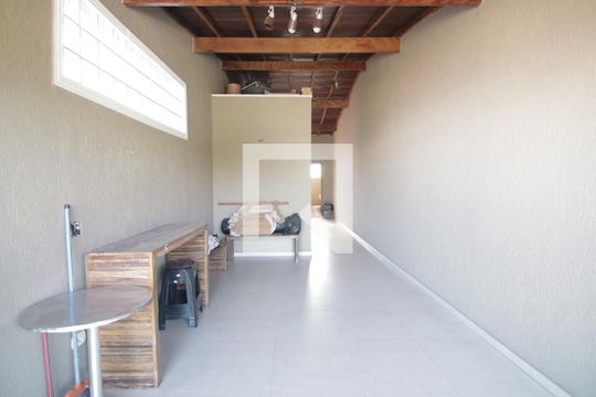 Garagem de casa à venda com 2 quartos, 150m² em Vila Ré, São Paulo