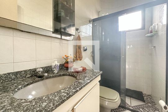 Banheiro de apartamento para alugar com 2 quartos, 125m² em Jardim Las Palmas, Guarujá