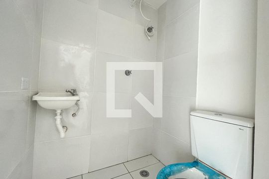 Banheiro  de kitnet/studio para alugar com 1 quarto, 18m² em Vila do Encontro, São Paulo