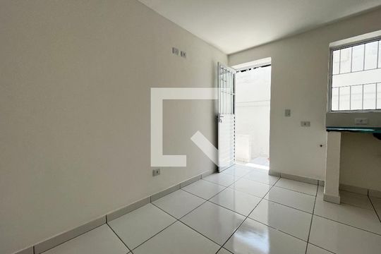 Sala/Quarto de kitnet/studio para alugar com 1 quarto, 18m² em Vila do Encontro, São Paulo