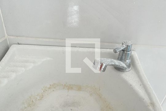 Banheiro  de kitnet/studio para alugar com 1 quarto, 18m² em Vila do Encontro, São Paulo